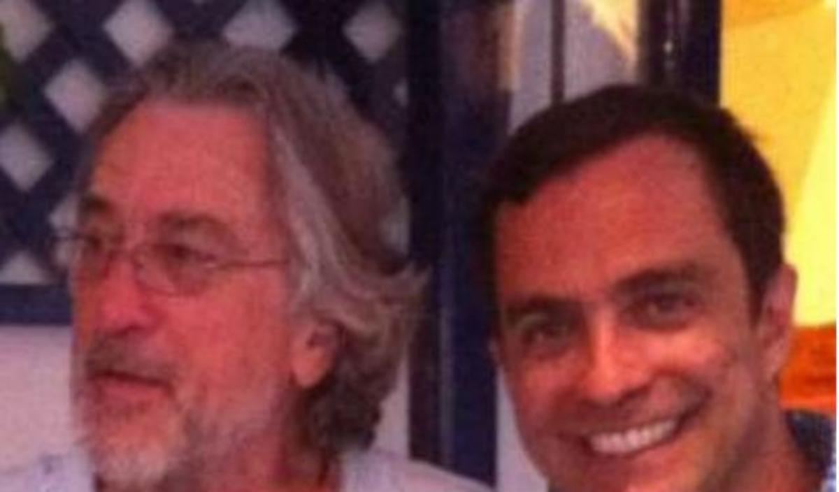 O Robert de Niro και ο John Travolta στη Σαντορίνη!