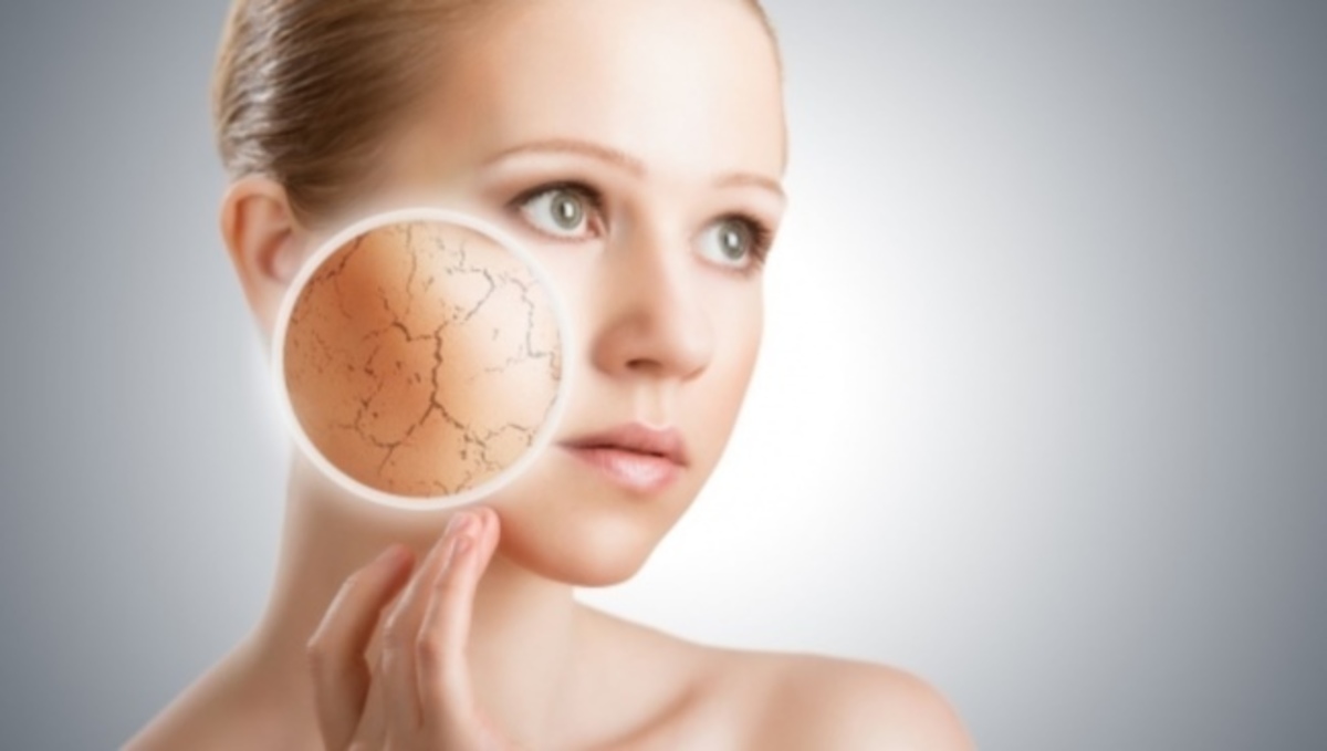 Τι να κάνετε για να αντιμετωπίσετε το ξηρό δέρμα στο πρόσωπο το καλοκαίρι