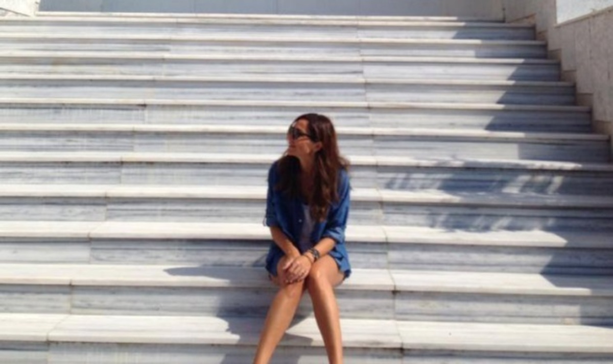 Δέσποινα Βανδή: Ποζάρει έξω από το σχολείο της στην Καβάλα!