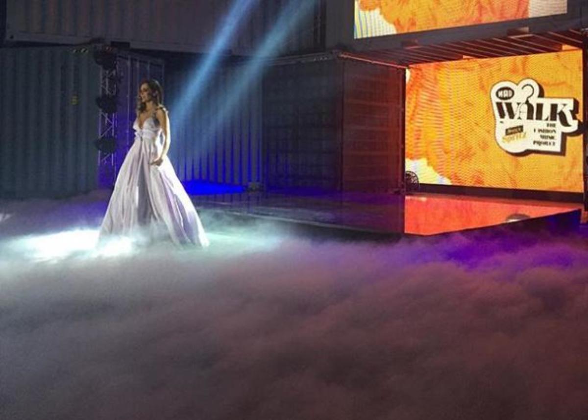 Madwalk 2016: Η “τούμπα” της Δέσποινας Βανδή στην έναρξη – Βίντεο