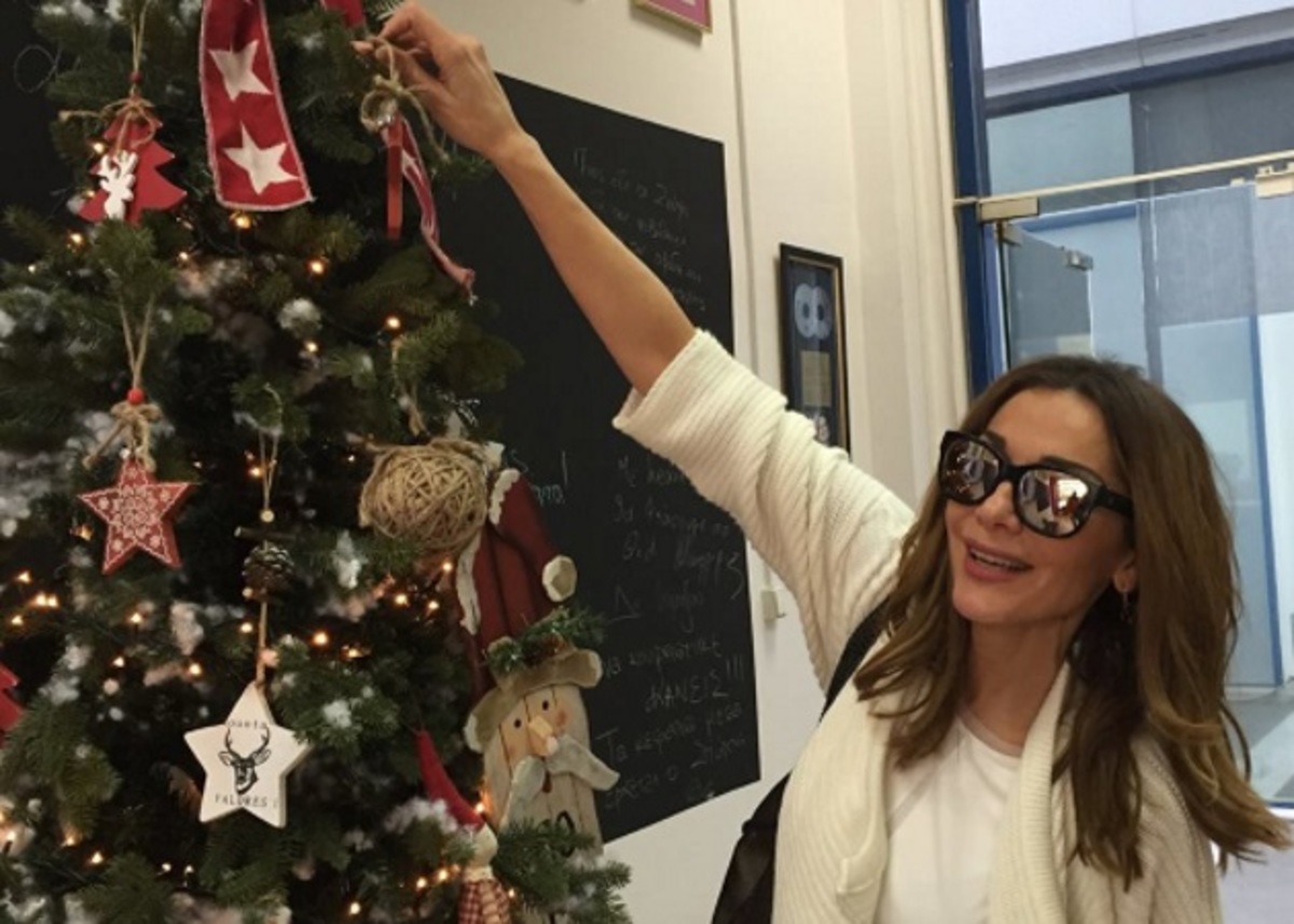 Δέσποινα Βανδή: Στολίζει χριστουγεννιάτικο δέντρο σε άλλο “σπίτι”