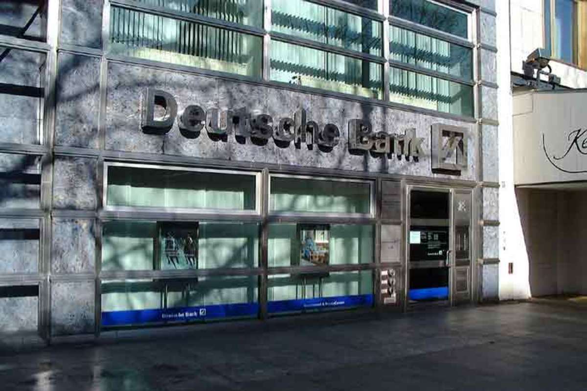 Συναγερμός στη Deutsche Bank – Άντρας κρατάει όμηρο και απειλεί να τινάξει στον αέρα το κτίριο
