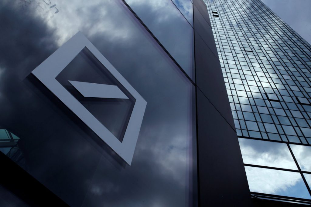 Φήμες για μείωση του προστίμου στην Deutsche Bank – Εκτοξεύτηκε η μετοχή της