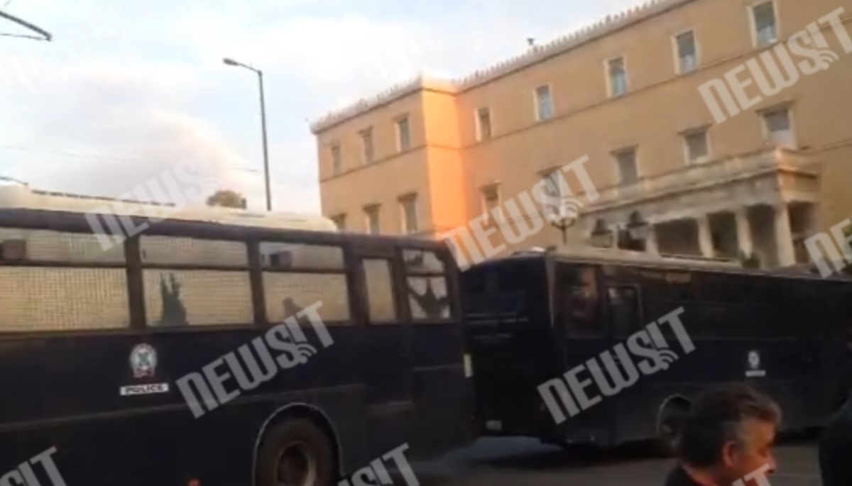 Διαδηλωτές ΠΑΜΕ στη Βουλή