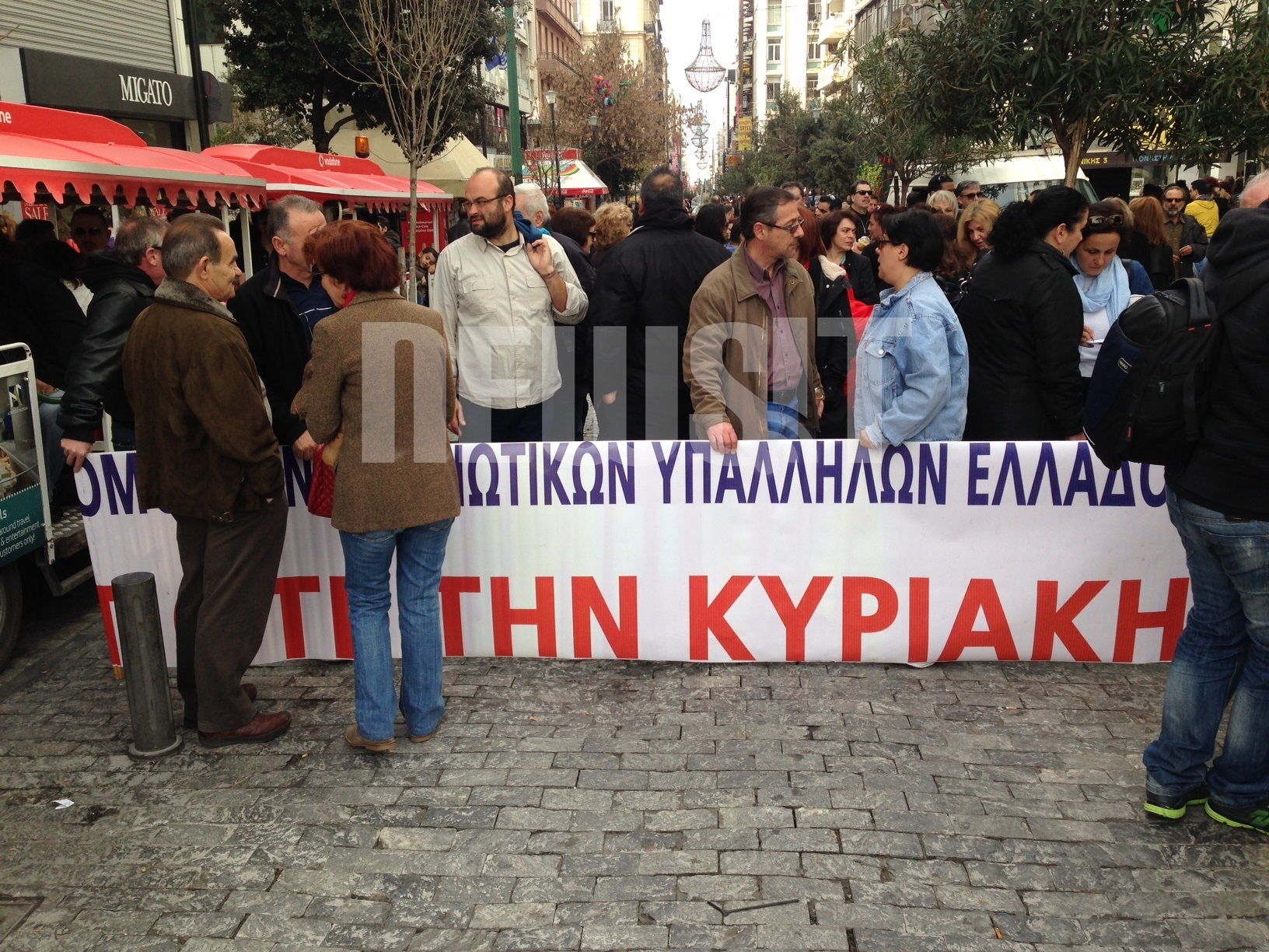 Πολυκοσμία αλλά για βόλτα στα καταστήματα