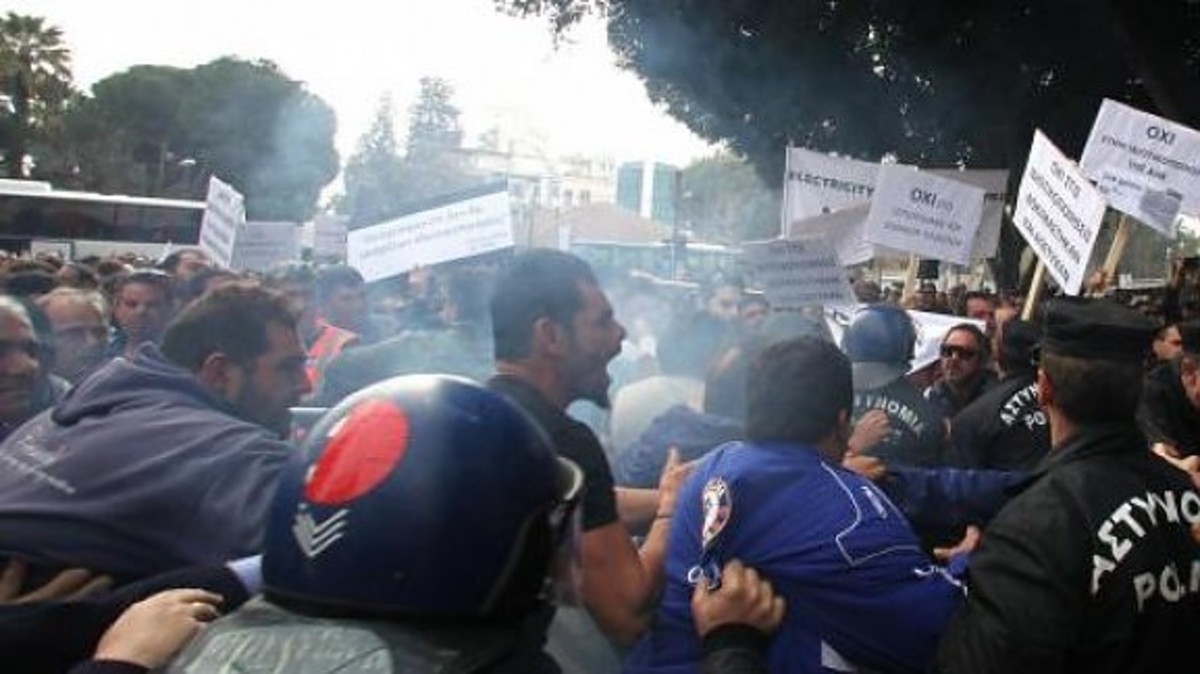 Προπηλακισμοί και συμπλοκές διαδηλωτών – αστυνομικών έξω από την Κυπριακή Βουλή (ΦΩΤΟ)