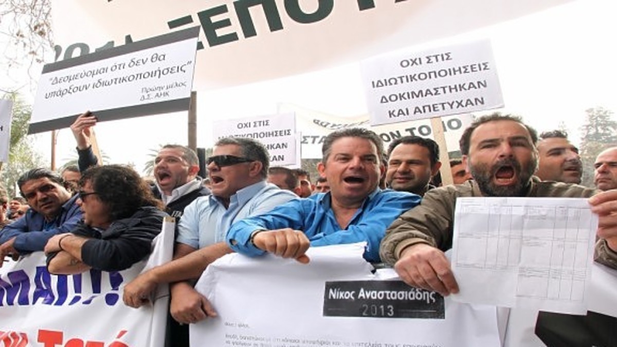 Η μητέρα όλων των μαχών για το νομοσχέδιο ιδιωτικοποιήσεων των Ημικρατικών – Κλοιός 5.000 απεργών στήνεται έξω από τη Βουλή