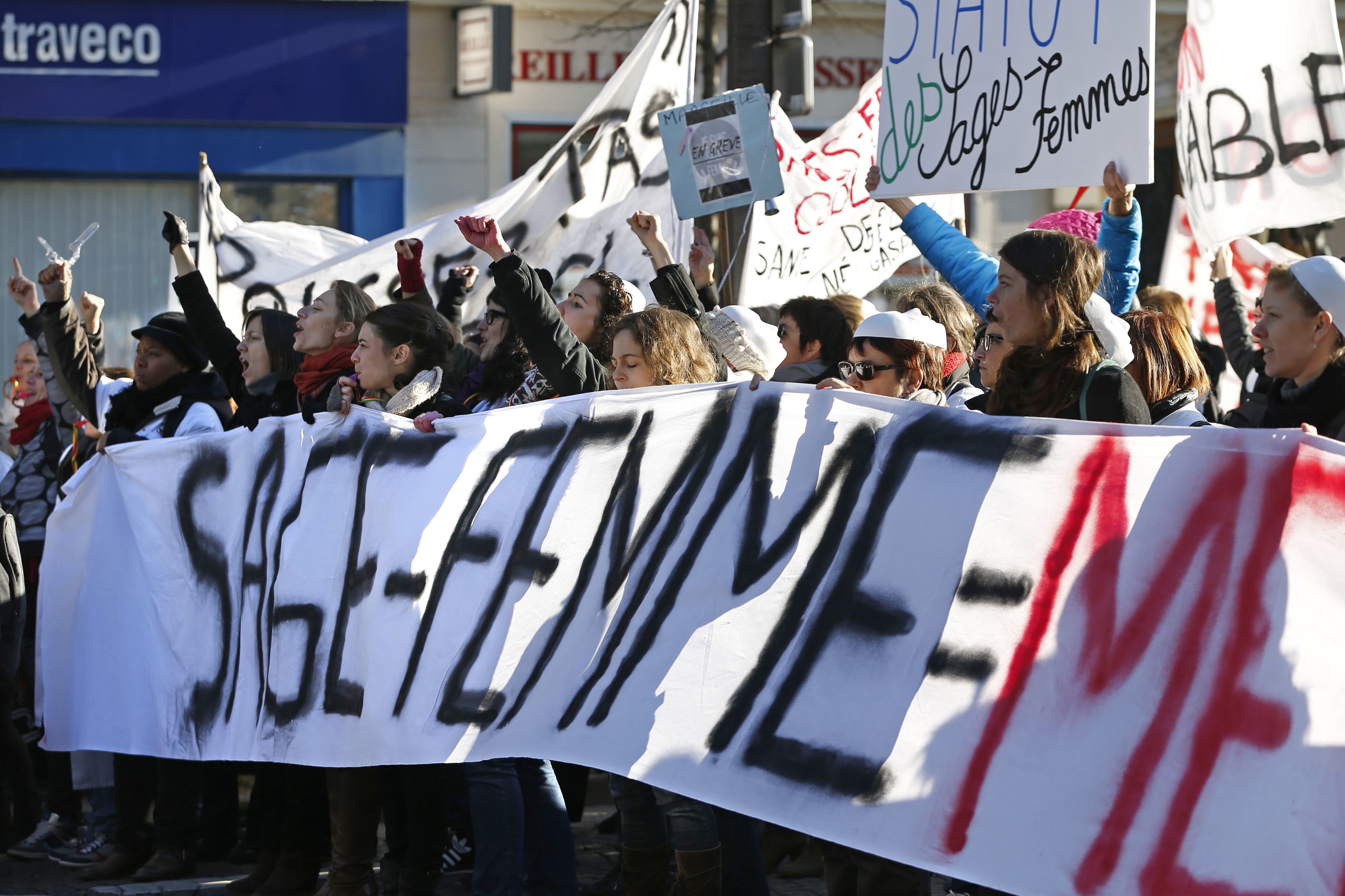 Γαλλία: Διαδήλωση στην πρεσβεία της Ισπανίας κατά της απαγόρευσης των αμβλώσεων