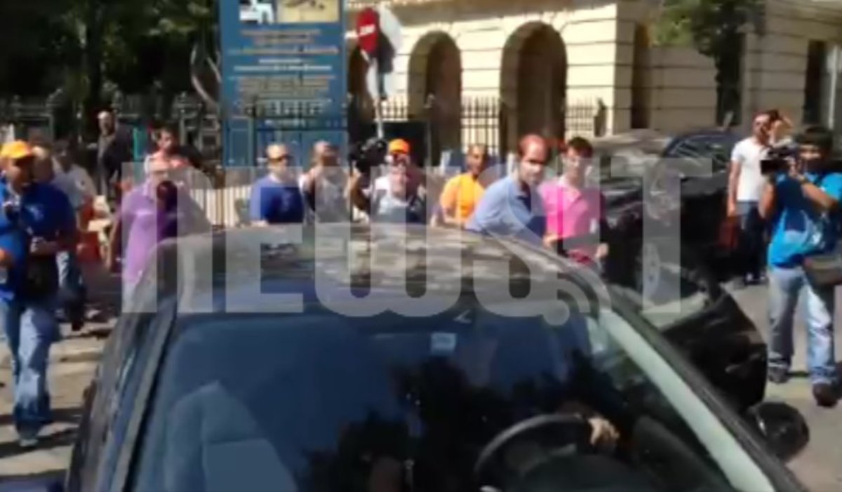 Διαδηλωτές γιουχάρουν Παυλόπουλο