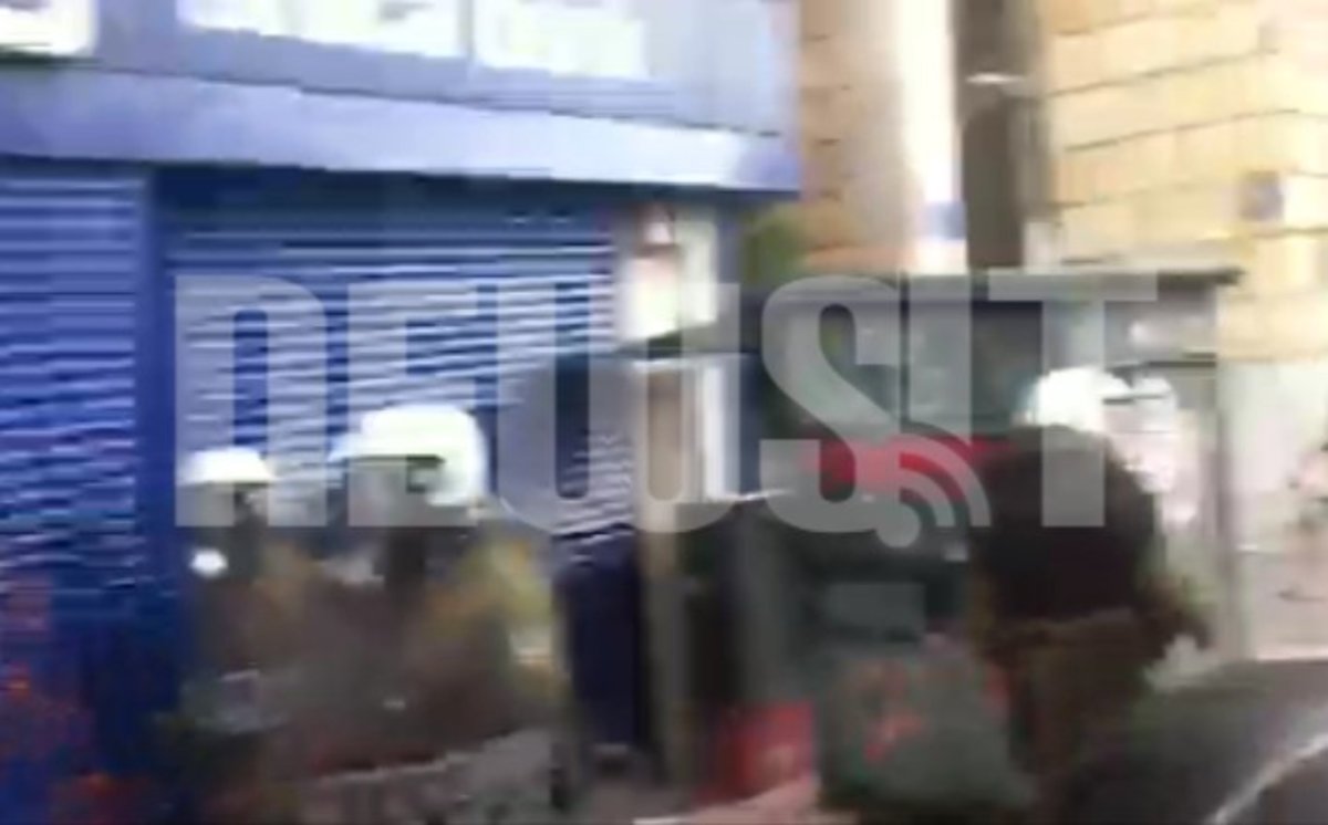 Αστυνομικοί με διαδηλωτή