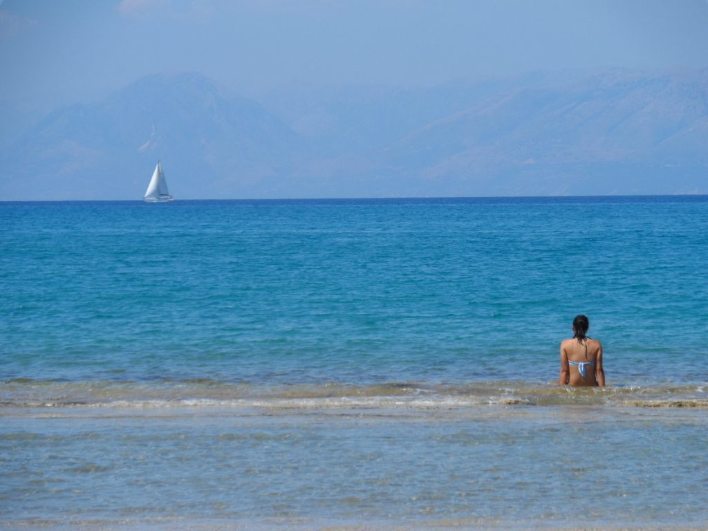 Αυστριακή εφημερίδα χαρακτηρίζει την Ελλάδα “χώρα διακοπών της ηπείρου”