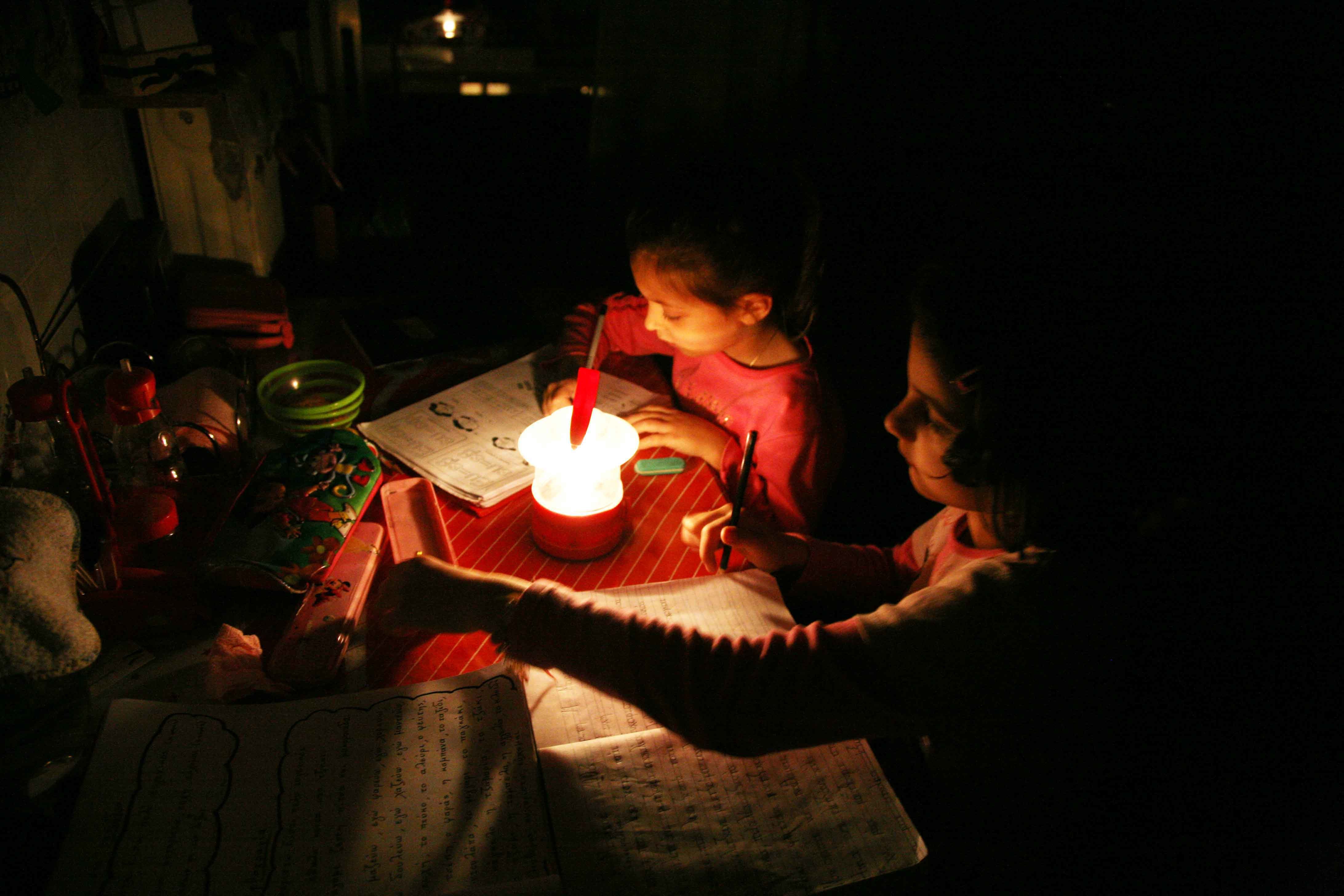 Δεν έχουν να πληρώσουν και τους αφήνουν στο σκοτάδι! Η ΔΕΗ κόβει το ρεύμα σε 30.000 συνδρομητές ΚΑΘΕ ΜΗΝΑ!
