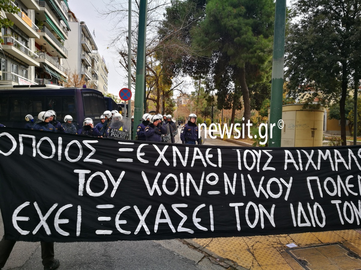 Συγκέντρωση έξω από τα γραφεία του ΣΥΡΙΖΑ για το παιδί της Πόλας Ρούπα