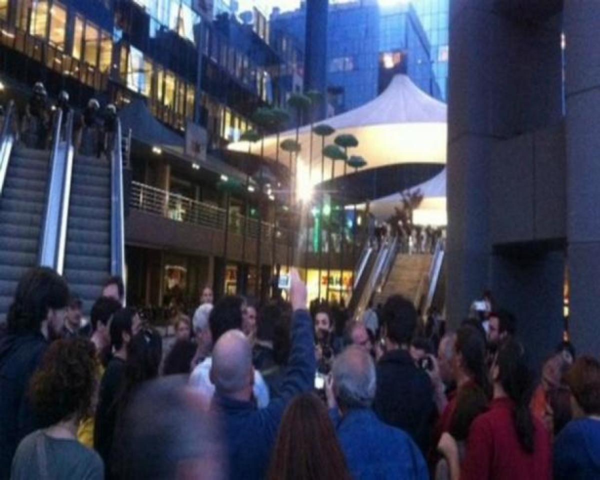 Συγκέντρωση διαμαρτυρίας έξω από το MEGA την ώρα του δελτίου ειδήσεων