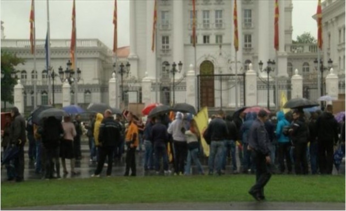 Στρατιωτικοί διαμαρτυρήθηκαν υπό βροχή για τους μισθούς και τις συνθήκες εργασίας