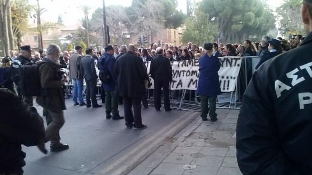 Newsit Κύπρου: Γιούχες έξω από την Βουλή – Μέσα συζητούν για το δανεισμό απο τους ημικρατικούς