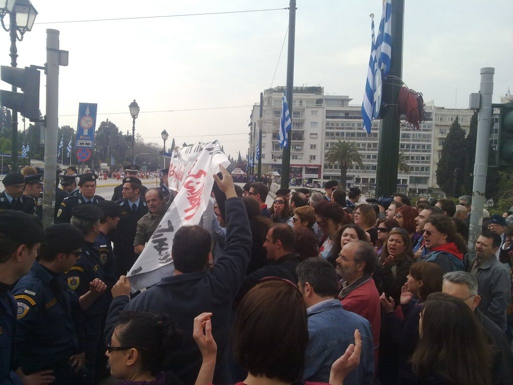 ΩΡΑ 11.20 Αδιόριστοι εκπαιδευτικοί διαμαρτύρονται την ώρα της παρέλασης ΦΩΤΟ NEWSIT