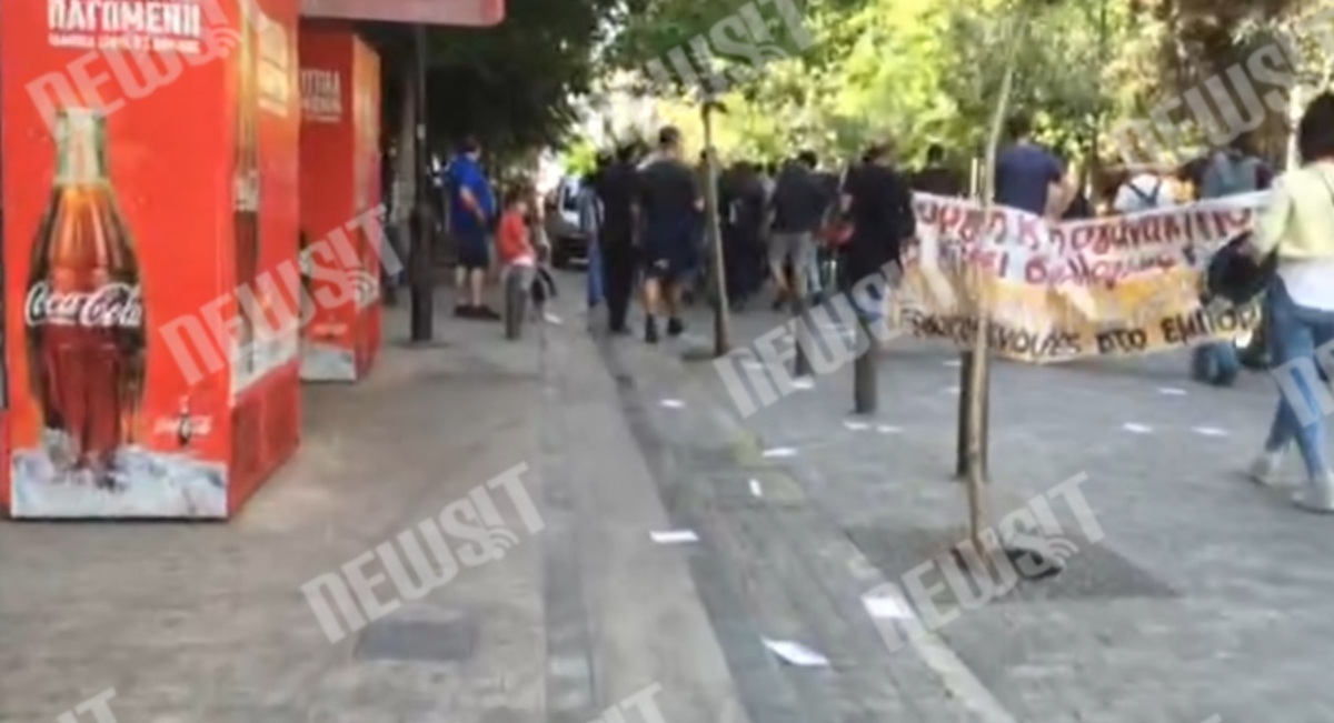 Ανοικτά καταστήματα με διαμαρτυρίες