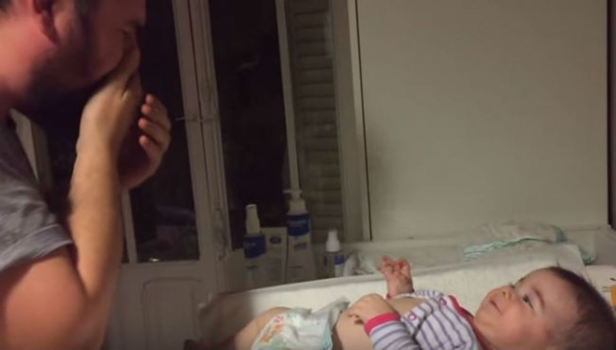 O μπαμπάς προσπαθεί να αλλάξει πάνα στο μωρό και εκείνο γελάει ασταμάτητα! (ΒΙΝΤΕΟ)
