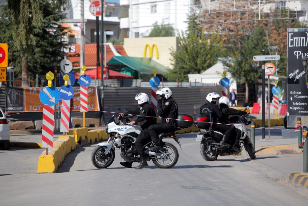 Άγρια καταδίωξη στην Αττική Οδό – Έριξαν το αυτοκίνητο σε μάντρα για να διαφύγουν