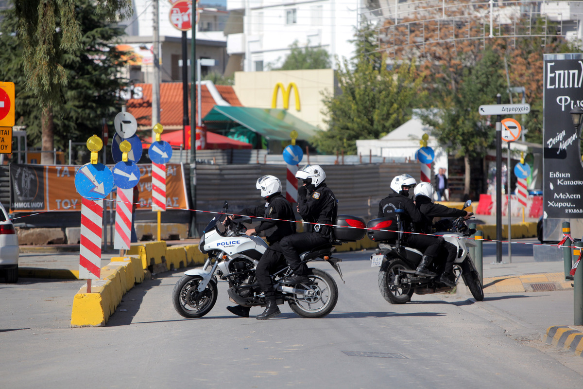 Άγρια καταδίωξη στην Αττική Οδό – Έριξαν το αυτοκίνητο σε μάντρα για να διαφύγουν