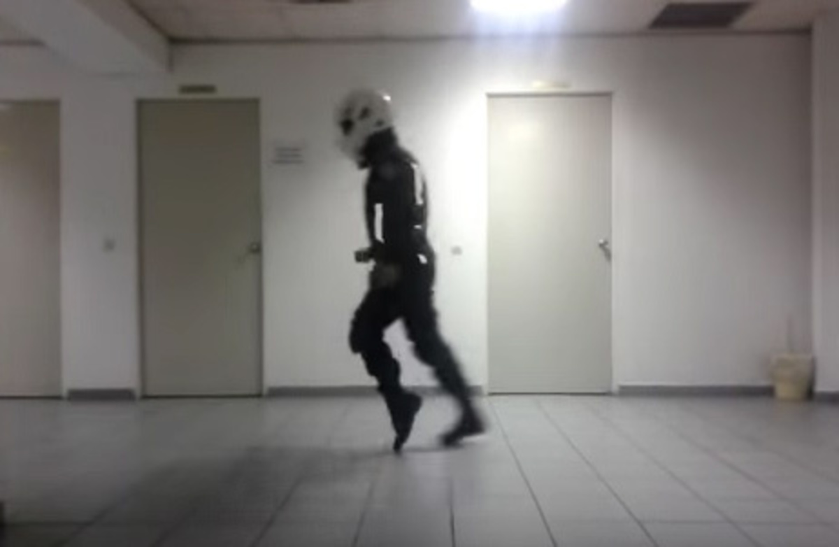 Αστυνομικός της ΔΙΑΣ χορεύει Michael Jackson! [vid]