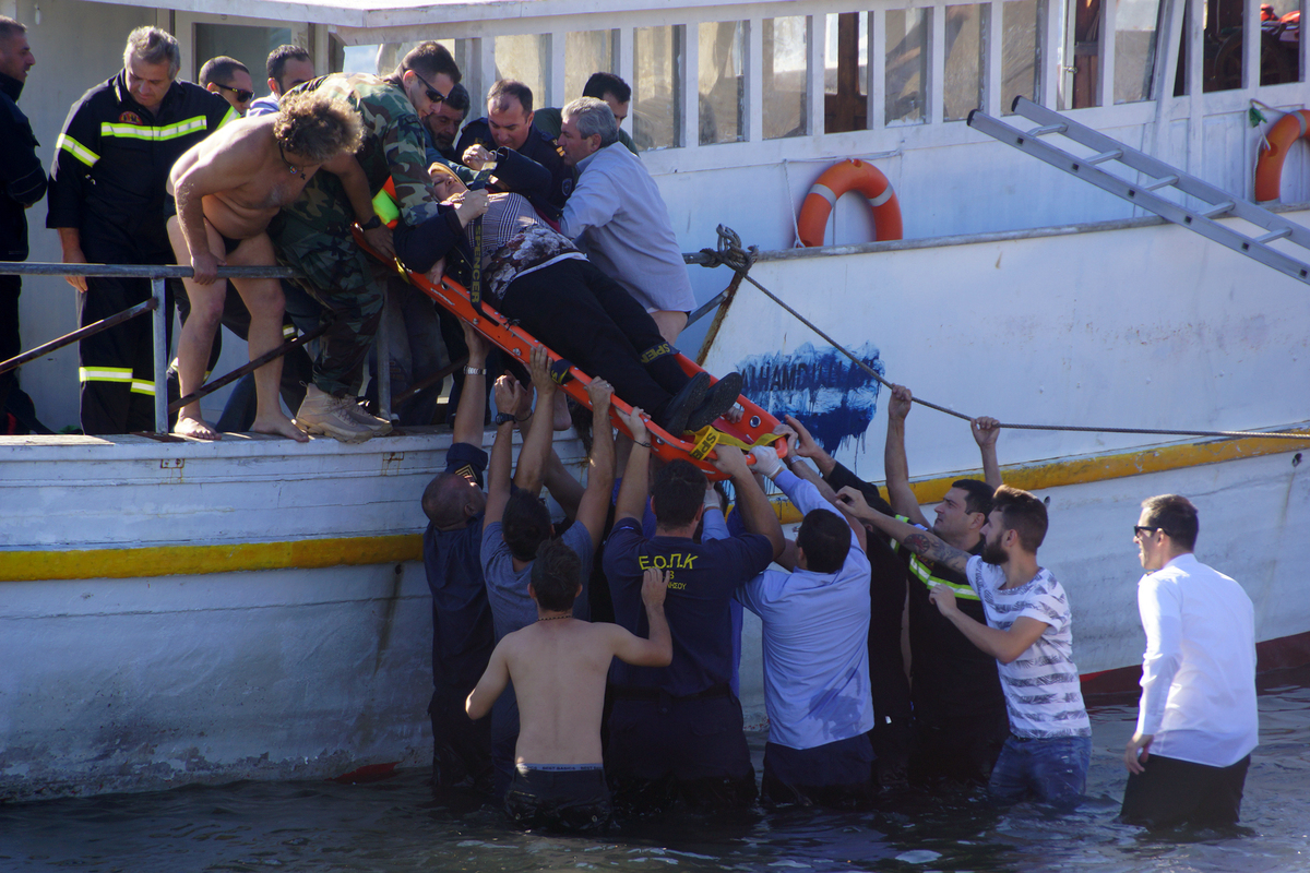 Μόνο υπερηφάνεια! Συγκινητικές μαρτυρίες Ελλήνων που έσωσαν χιλιάδες πρόσφυγες – “Μου πετούσαν στη βάρκα βρέφη, είχα χάσει τον ύπνο μου”