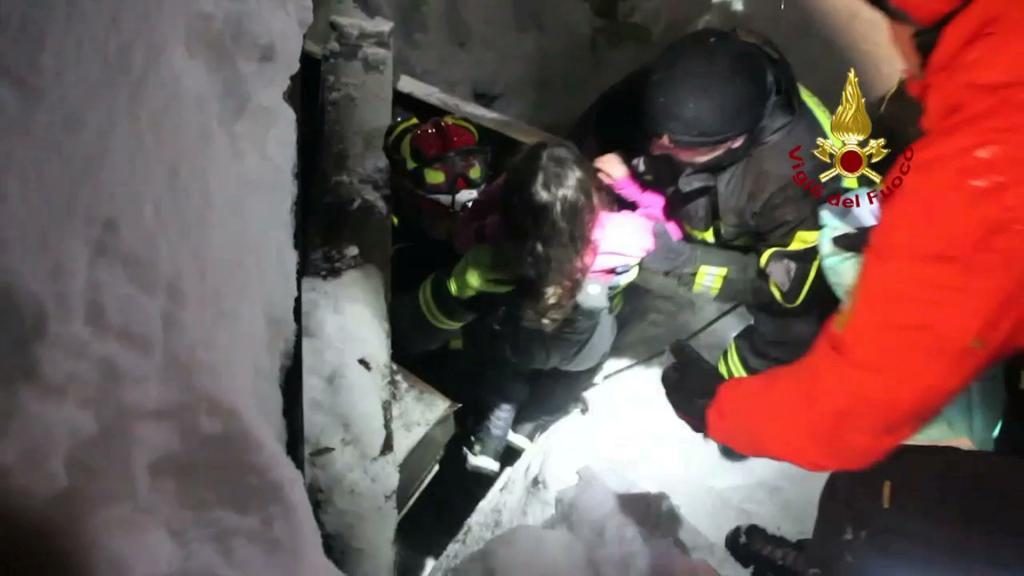 Σεισμός Ιταλία: Μετανάστες βοηθούν στις έρευνες στο ξενοδοχείο