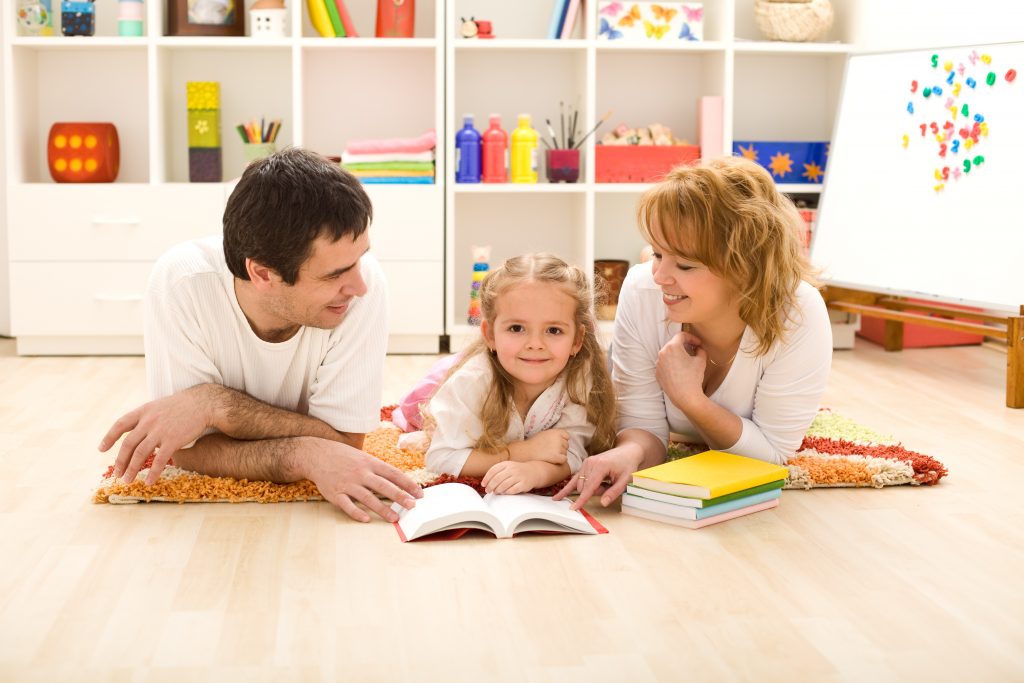 Καλύτεροι μαθητές όσοι διαβάζουν με τους γονείς τους