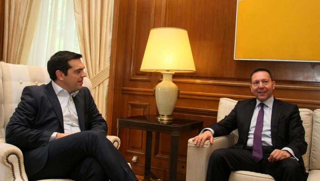 Οι δύσκολες σχέσεις κυβέρνησης- Στουρνάρα και τα παιχνίδια στο παρασκήνιο