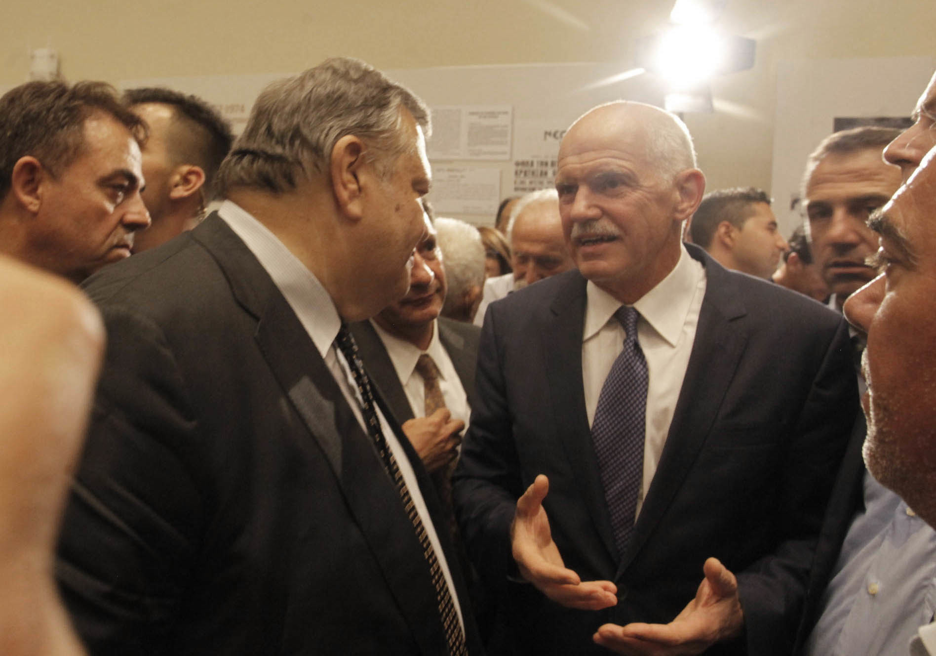 Το απόλυτο ναυάγιο μεταξύ Βενιζέλου-Παπανδρέου – “Μην κάνεις κόμμα” τον κάλεσε ο πρόεδρος του ΠΑΣΟΚ