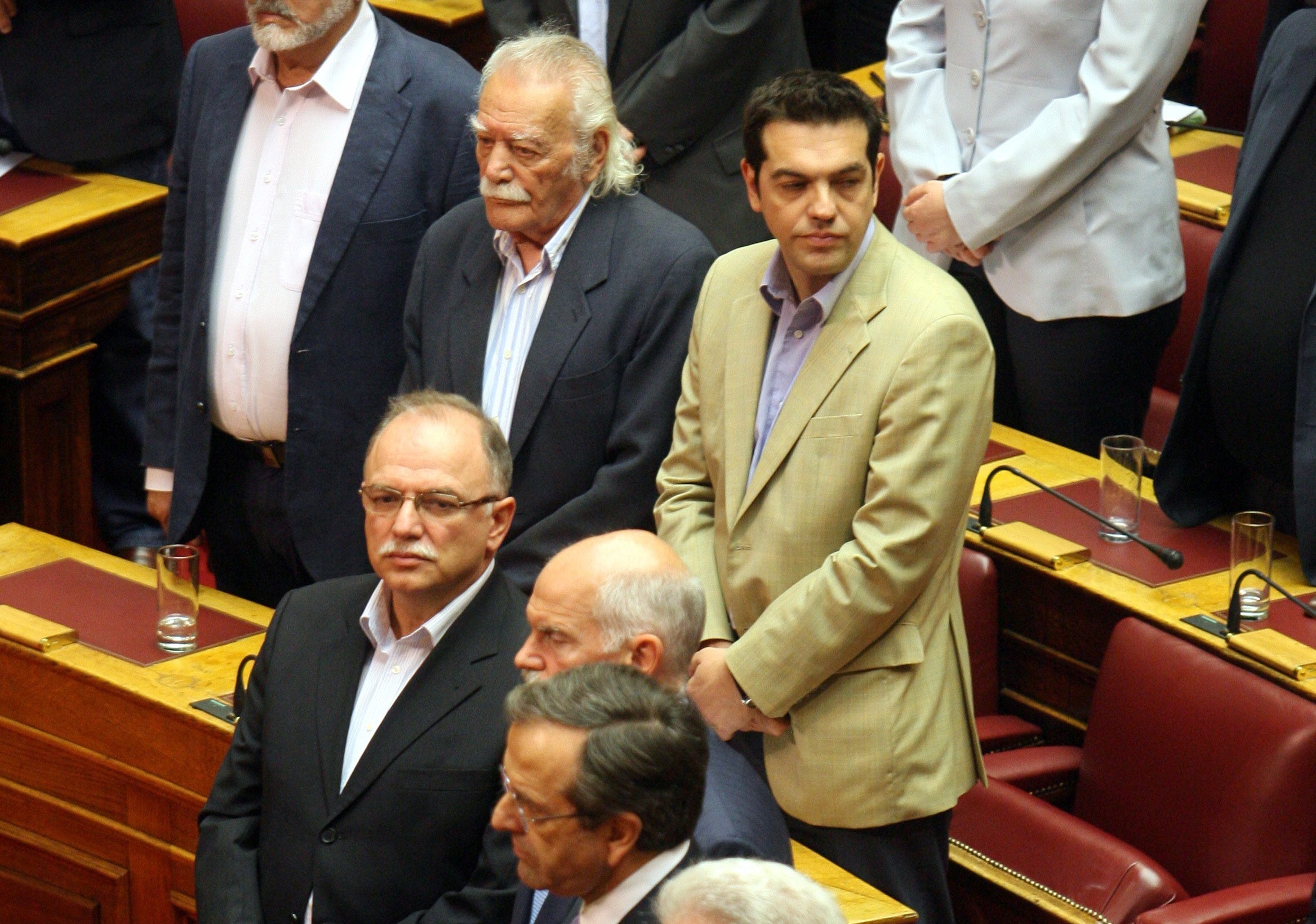 Σάλος από τις δηλώσεις Γλέζου για κατασχέσεις καταθέσεων για εισοδήματα των 100.000 ευρώ – Παρέμβαση Σαμαρά: Ευτυχώς ο κόσμος δεν τους παίρνει σοβαρά