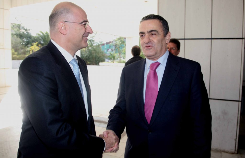 Εσπευσμένα στο Μαξίμου για να τα “ακούσουν” για τον Ξηρό