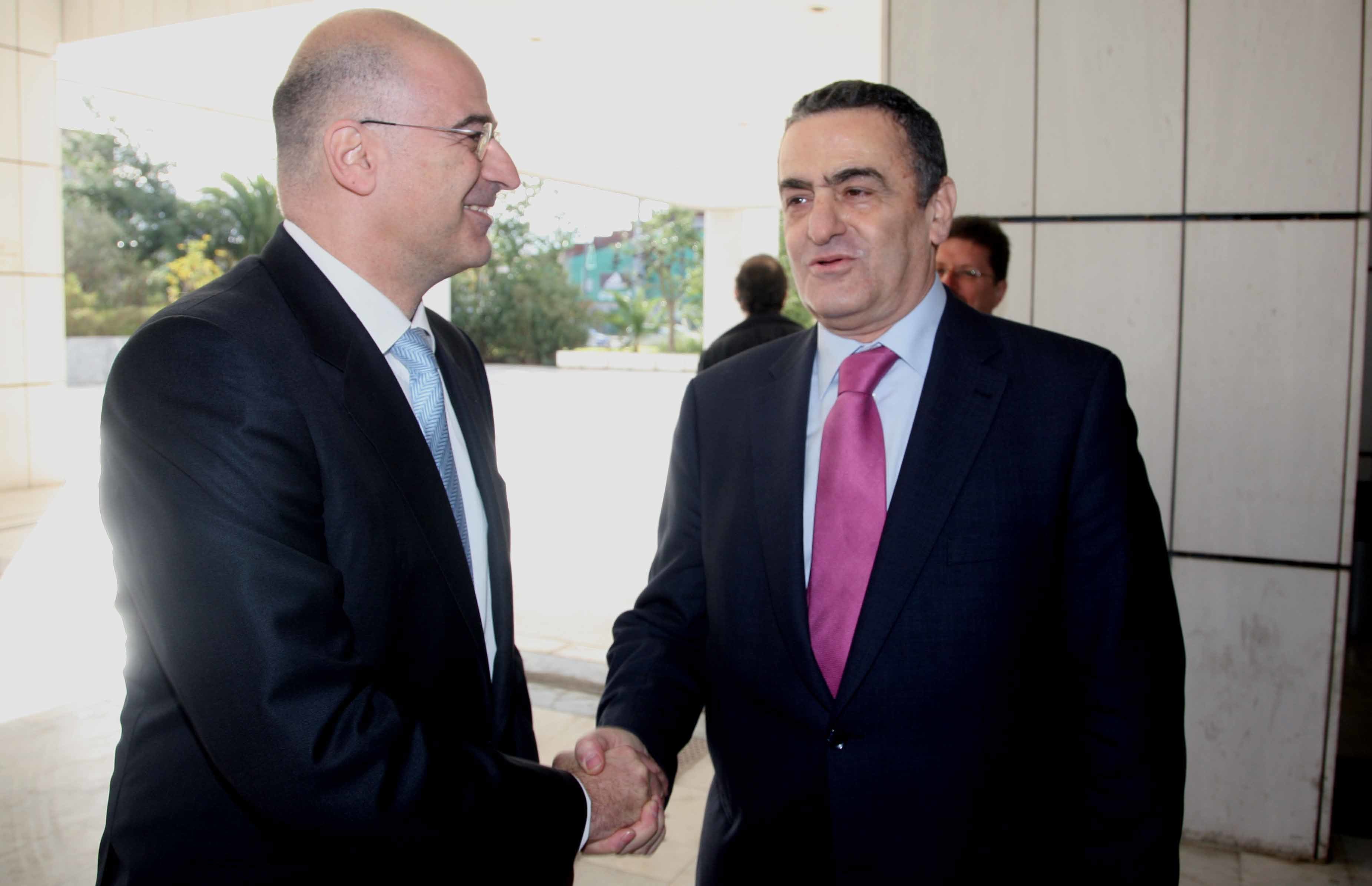 Εσπευσμένα στο Μαξίμου για να τα “ακούσουν” για τον Ξηρό