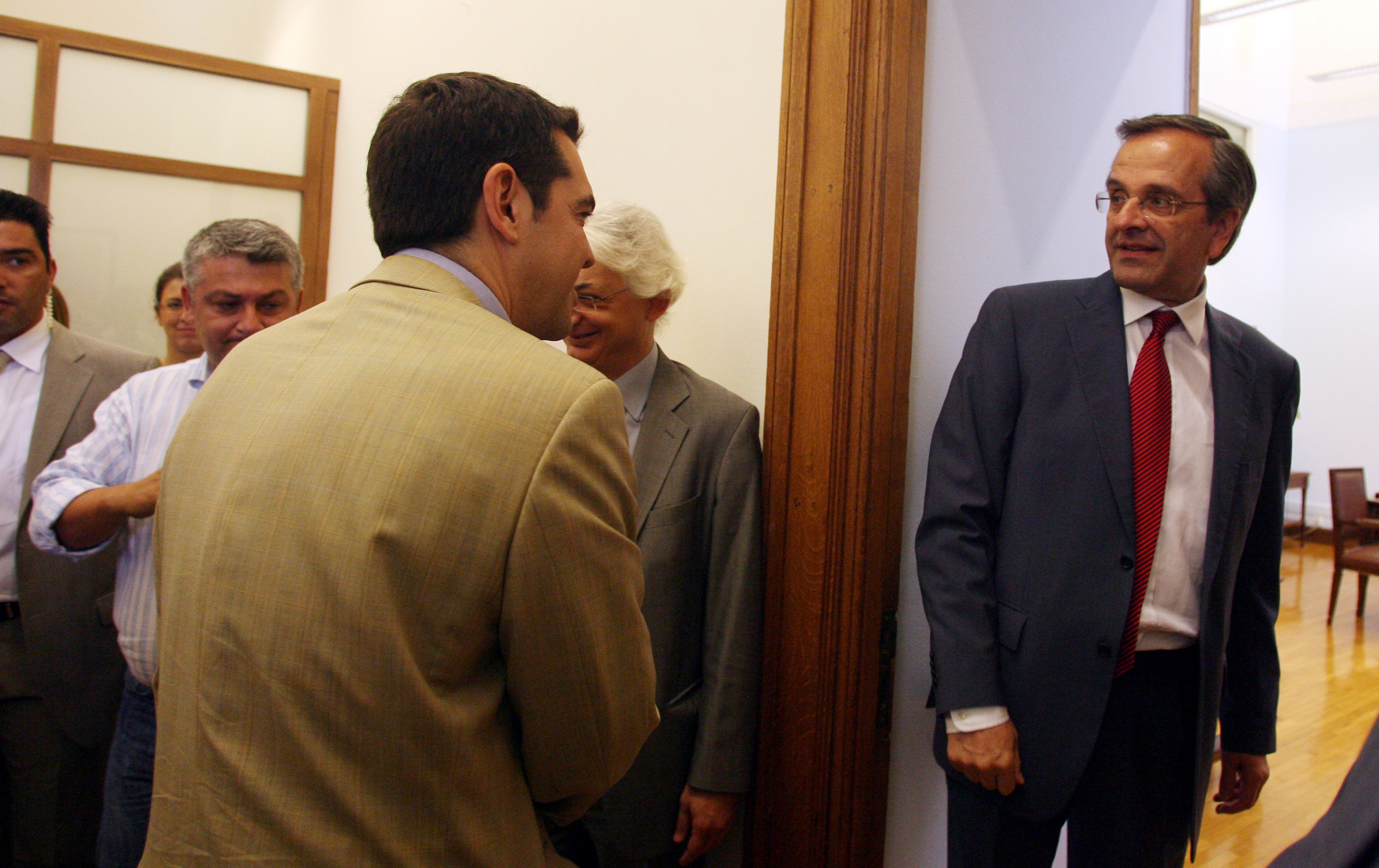 Στα άκρα η κόντρα για τα δύο “άκρα”! Υπαινιγμοί από τη Νέα Δημοκρατία: Ο ΣΥΡΙΖΑ πρέπει να αρχίσει να συνηθίζει με την ιδέα…
