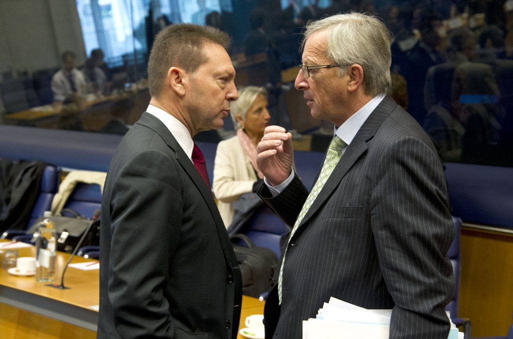 Γιούνκερ και Στουρνάρας καθησυχαστικοί για τη δόση – Δυσφορία στο Eurogroup για την καθυστέρηση της τρόικας