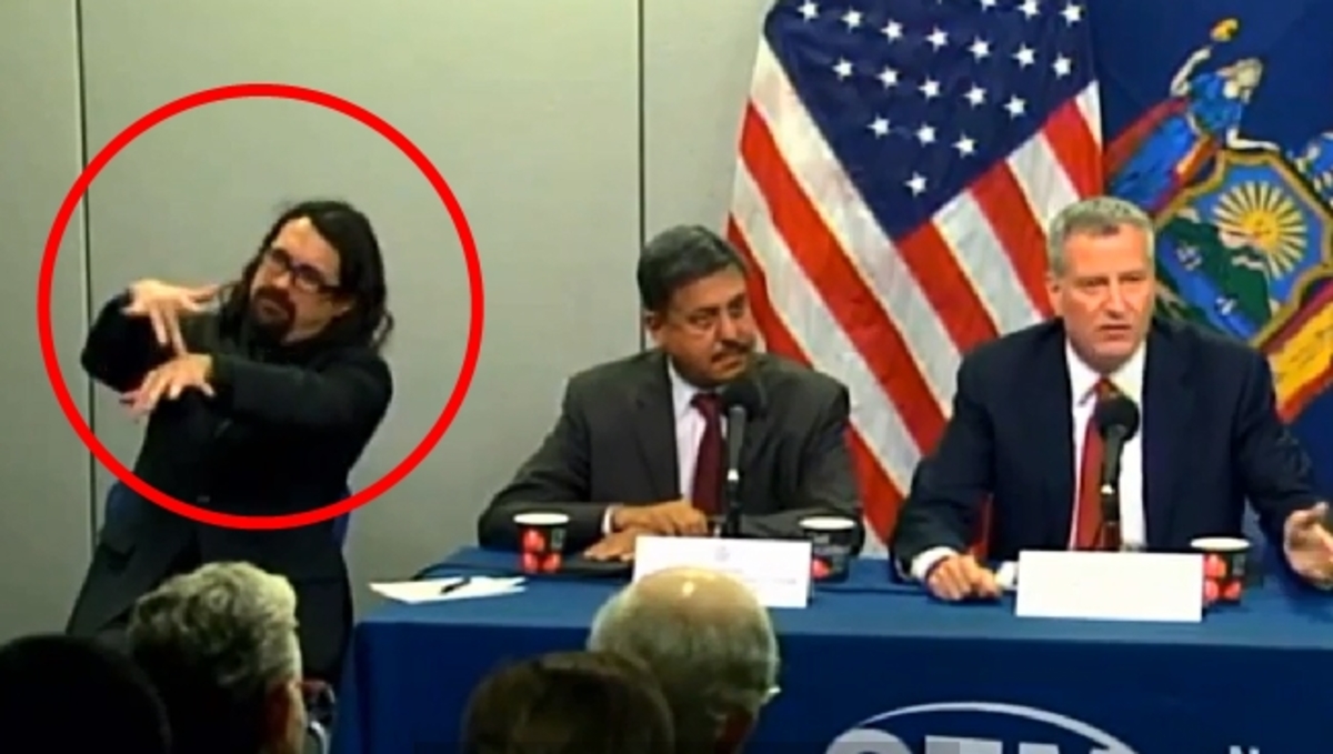 Δείτε τον διερμηνέα που τρέλανε το ίντερνετ! (Βίντεο)