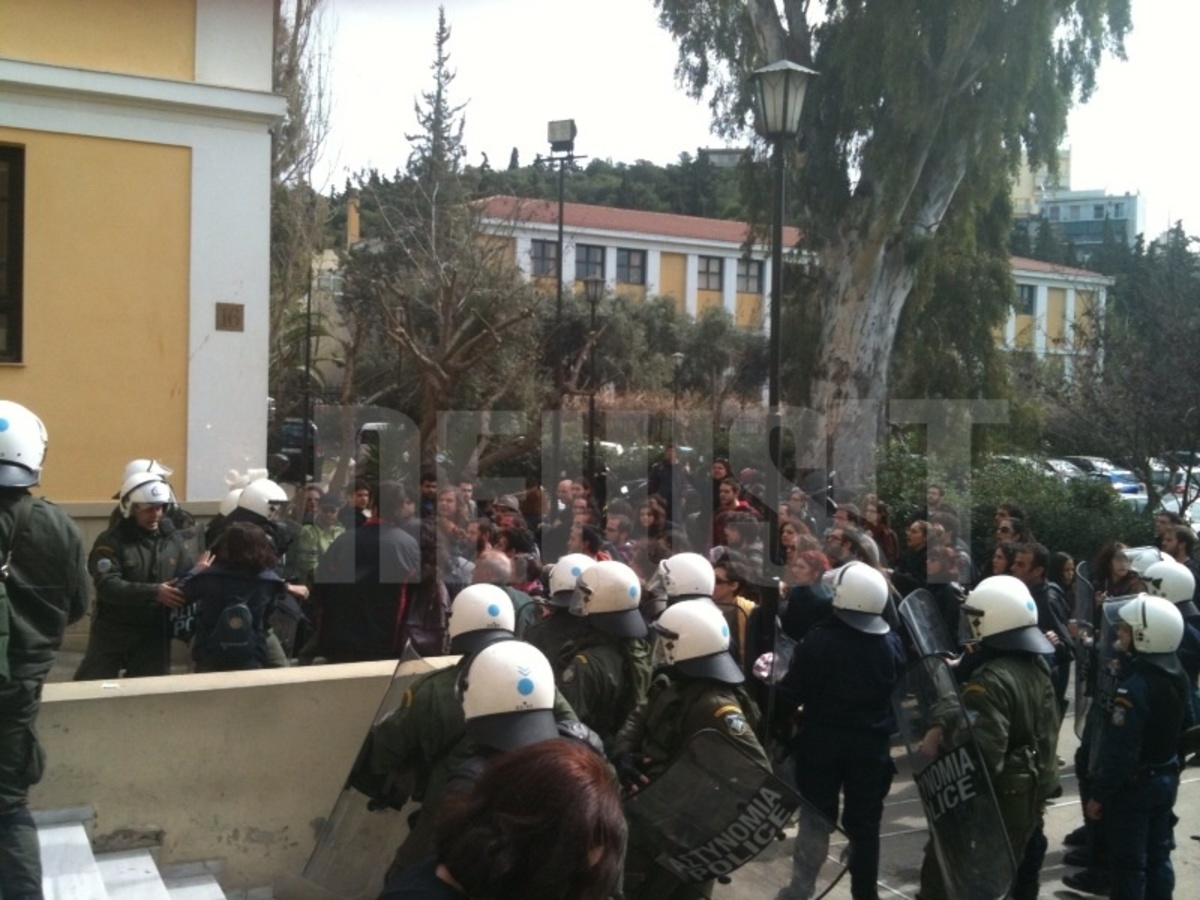 Συγκεντρωμένοι έξω από τα διακστήρια όπου μεταφέρθηκαν οι 9 που συνελλήφθησαν στα χθεσινά επεισόδια