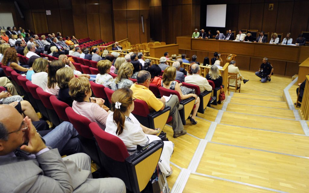Επιτέλους απέλυσαν τον δικαστή-κτήνος που βίαζε το γιο του!
