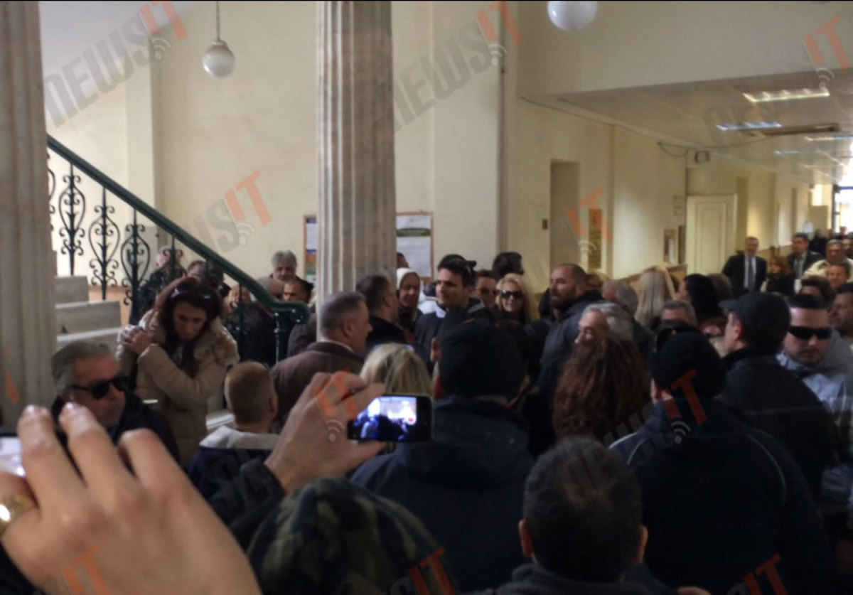 Show χρυσαυγιτών για χάρη του Κασιδιάρη στα δικαστήρια!