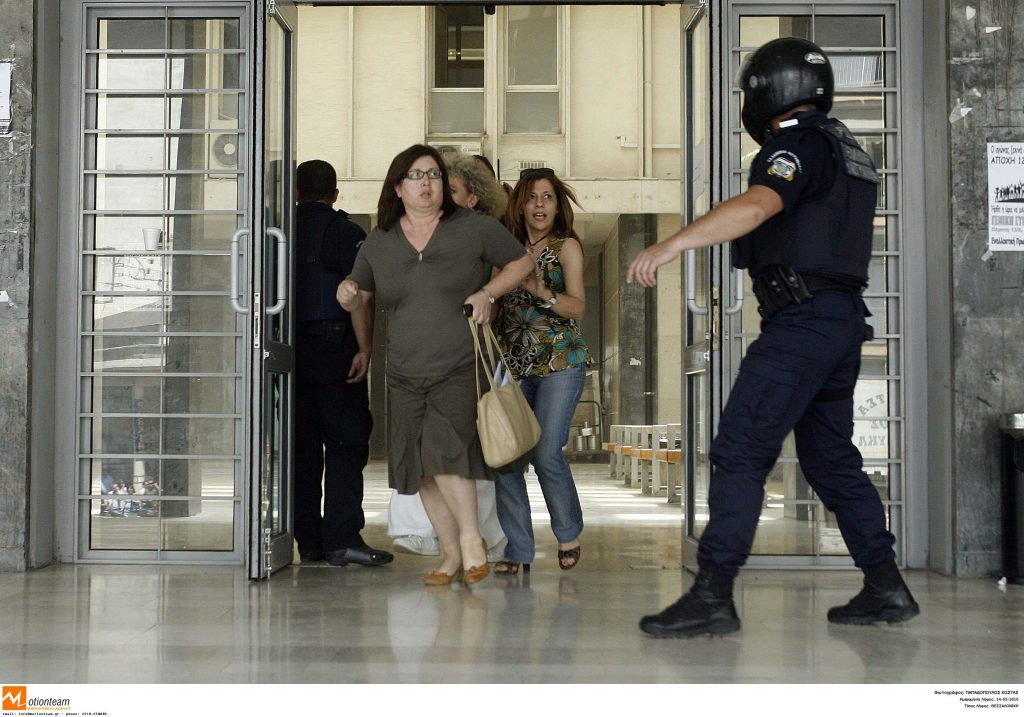 Πανικός στην είσοδο των δικαστηρίων λίγα δευτερόλεπτα μετά την ισχυρή έκρηξη - ΦΩΤΟ EUROKINISSI