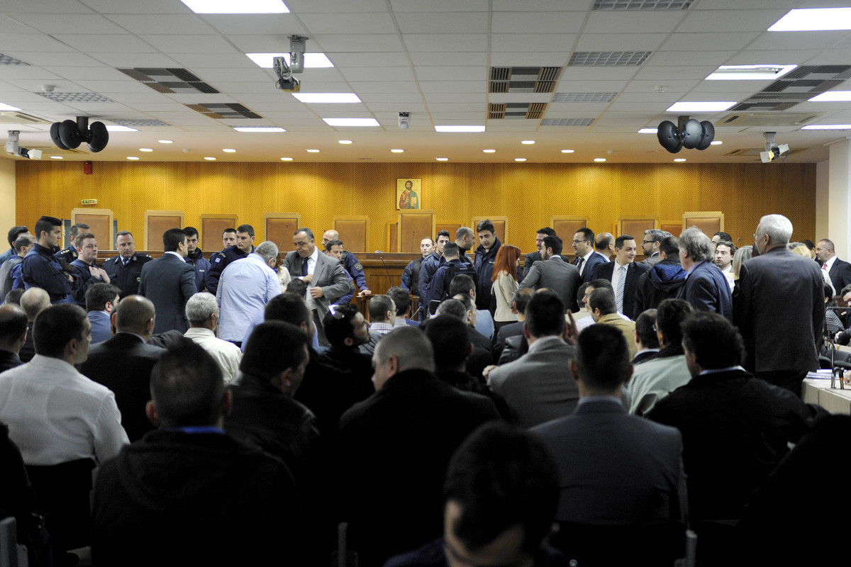 Τι σημαίνει η απουσία των χρυσαυγιτών βουλευτών από τη δίκη