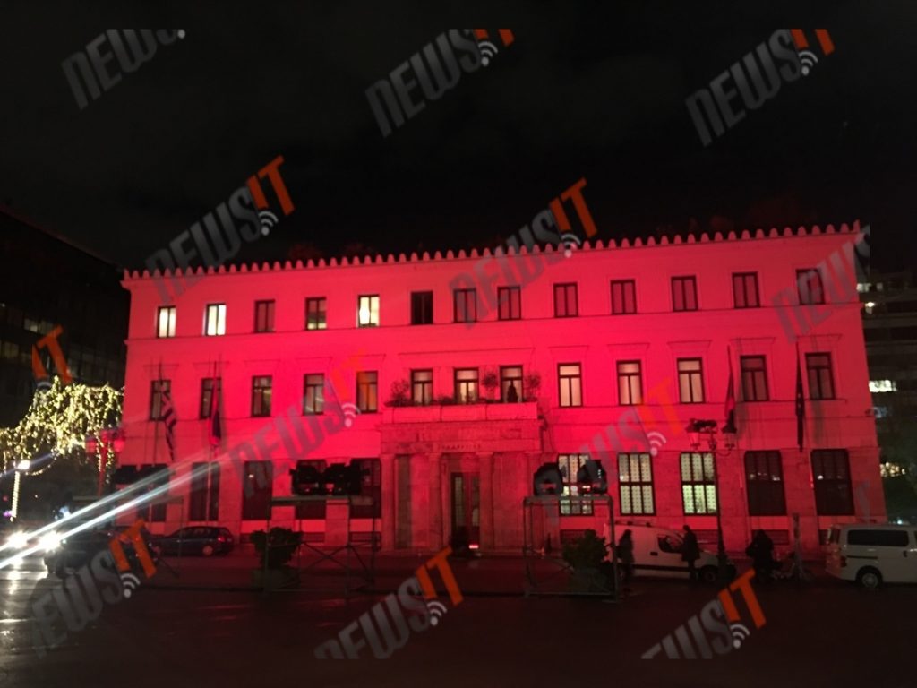 Στα χρώματα της τουρκικής σημαίας φωταγωγήθηκε το δημαρχείο της Αθήνας