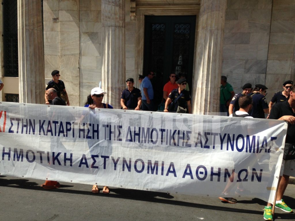 Συγκέντρωση των δημοτικών αστυνομικών στην πλατεία Κοτζιά – Σε εξέλιξη το Δημοτικό Συμβούλιο (ΦΩΤΟ)