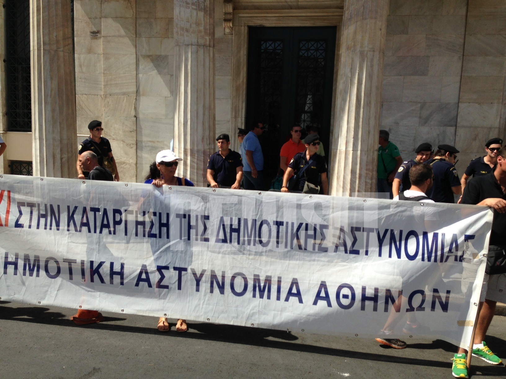 Συγκέντρωση των δημοτικών αστυνομικών στην πλατεία Κοτζιά – Σε εξέλιξη το Δημοτικό Συμβούλιο (ΦΩΤΟ)