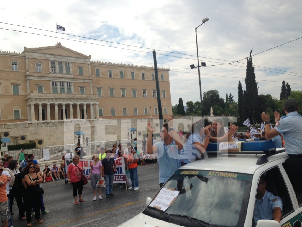 Στιγμιότυπο από τη σημερινό πορεία των Δημοτικών Υπαλλήλων στη Βουλή ΦΩΤΟ NEWSIT