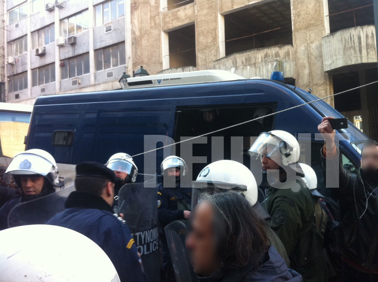 Περίπου 150 συλλήψεις από τις επεμβάσεις της αστυνομίας σε Βίλα Αμαλία και γραφεία της ΔΗΜΑΡ