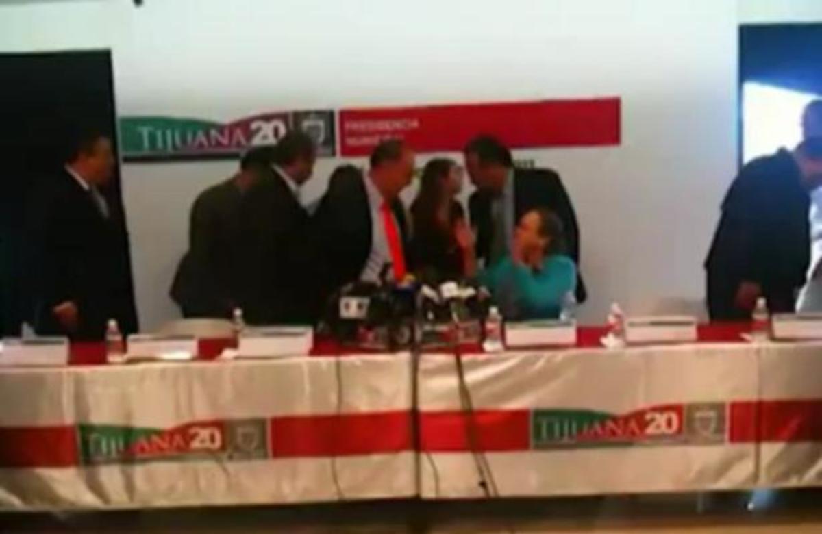 Η καρέκλα δεν άντεξε τον δήμαρχο…