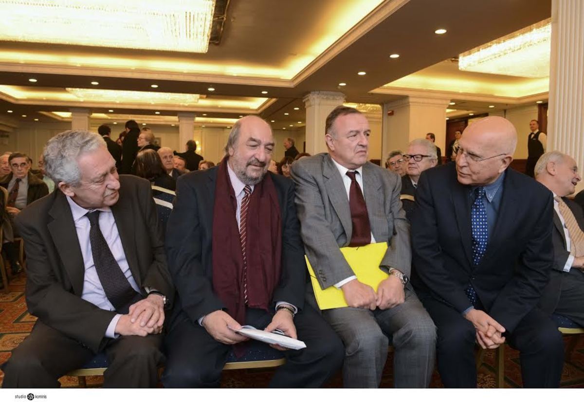 Καταιγισμός τηλεφωνημάτων στους βουλευτές για τον Πρόεδρο της Δημοκρατίας – Η χειραψία του Σταύρου Δήμα με τον πρόεδρο της ΔΗΜΑΡ