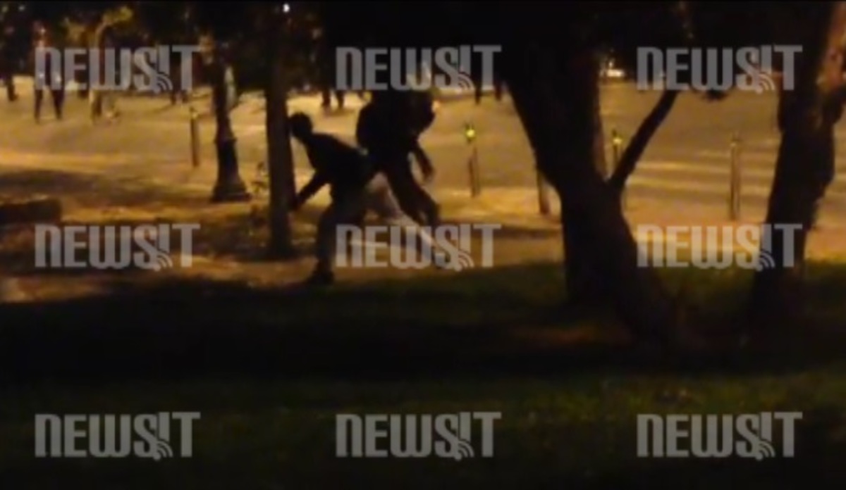 Ένταση στην πανεκπαιδευτική πορεία – Πετροπόλεμος στην Ακαδημίας (ΦΩΤΟ-ΒΙΝΤΕΟ)